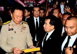 "เสี่ยโก้" นายก่อเกียรติ พาณิชยารมณ์ หอบหลักฐานเหตุการณ์ บ.แพลน บี. ร่วมมืออดีตเจ้าหน้าที่ภาครัฐปลอมแปลงเอกสารสำคัญ ทำให้ตนเสียหายกว่า กว่า 5,000 ล้านบาท และภาครัฐสูญรายได้กว่า 1,000 ล้านบาท