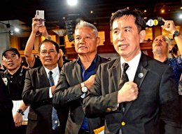 "เสี่ยโก้" นายก่อเกียรติ พาณิชยารมณ์ หอบหลักฐานเหตุการณ์ บ.แพลน บี. ร่วมมืออดีตเจ้าหน้าที่ภาครัฐปลอมแปลงเอกสารสำคัญ ทำให้ตนเสียหายกว่า กว่า 5,000 ล้านบาท และภาครัฐสูญรายได้กว่า 1,000 ล้านบาท