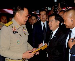 "เสี่ยโก้" นายก่อเกียรติ พาณิชยารมณ์ หอบหลักฐานเหตุการณ์ บ.แพลน บี. ร่วมมืออดีตเจ้าหน้าที่ภาครัฐปลอมแปลงเอกสารสำคัญ ทำให้ตนเสียหายกว่า กว่า 5,000 ล้านบาท และภาครัฐสูญรายได้กว่า 1,000 ล้านบาท