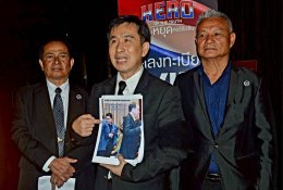 "เสี่ยโก้" นายก่อเกียรติ พาณิชยารมณ์ หอบหลักฐานเหตุการณ์ บ.แพลน บี. ร่วมมืออดีตเจ้าหน้าที่ภาครัฐปลอมแปลงเอกสารสำคัญ ทำให้ตนเสียหายกว่า กว่า 5,000 ล้านบาท และภาครัฐสูญรายได้กว่า 1,000 ล้านบาท