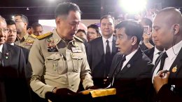 "เสี่ยโก้" นายก่อเกียรติ พาณิชยารมณ์ หอบหลักฐานเหตุการณ์ บ.แพลน บี. ร่วมมืออดีตเจ้าหน้าที่ภาครัฐปลอมแปลงเอกสารสำคัญ ทำให้ตนเสียหายกว่า กว่า 5,000 ล้านบาท และภาครัฐสูญรายได้กว่า 1,000 ล้านบาท