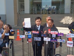  "เสี่ยโก้" โปรโมเตอร์มวยโลกรางวัลยอดเยี่ยมเอเชีย 3 สถาบันรุดทวงถามความเป็นธรรมที่ สำนักงานป.ป.ช. กรณีอดีตผู้บริหาร ขสมก. ร่วม บ.แพลน บี มีเดีย จำกัด (มหาชน) ปลอมลายเซ็นต์ตนเองและภรรยา