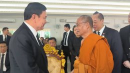 "ทักษิณ ชิณวัตร  เป็นประธานพิธีพระราชทานเพลิงศพ  พี่ชาย สงคราม กิจเลิศไพโรจน์  ที่ปรึกษานายกรัฐมนตรี ที่วัดศรีเอี่ยม บางนา