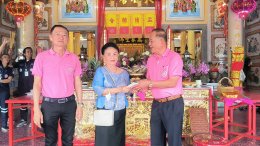 รองผู้ว่าราชการจังหวัดสมุทรปราการเป็นประธานในพิธีเปิดโรงทานและแจกข้าวสารแก่ผู้ยากไร้ ในพิธีทิ้งกระจาดของมูลนิธิร่วมกุศลสมุทรปราการ ประจำปี 2567