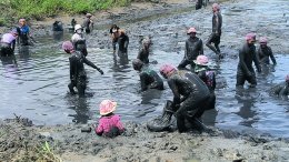 สองสาวพี่น้อง ผู้นำท้องถิ่น ท้องที่ ตระกูลฉันทโชติแห่งหมู่ 18 ตำบลบางพลีใหญ่ จัดโครงการปล่อยปลาวันพ่อจับปลาวันแม่