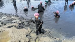 สองสาวพี่น้อง ผู้นำท้องถิ่น ท้องที่ ตระกูลฉันทโชติแห่งหมู่ 18 ตำบลบางพลีใหญ่ จัดโครงการปล่อยปลาวันพ่อจับปลาวันแม่