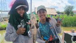 สองสาวพี่น้อง ผู้นำท้องถิ่น ท้องที่ ตระกูลฉันทโชติแห่งหมู่ 18 ตำบลบางพลีใหญ่ จัดโครงการปล่อยปลาวันพ่อจับปลาวันแม่