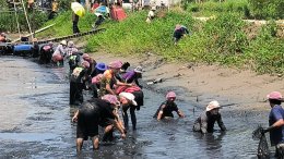 สองสาวพี่น้อง ผู้นำท้องถิ่น ท้องที่ ตระกูลฉันทโชติแห่งหมู่ 18 ตำบลบางพลีใหญ่ จัดโครงการปล่อยปลาวันพ่อจับปลาวันแม่