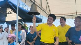 สองสาวพี่น้อง ผู้นำท้องถิ่น ท้องที่ ตระกูลฉันทโชติแห่งหมู่ 18 ตำบลบางพลีใหญ่ จัดโครงการปล่อยปลาวันพ่อจับปลาวันแม่