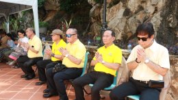 สมเด็จพระเจ้าอยู่หัว ทรงโปรดเกล้าฯ พระราชทานผ้าพระกฐิน ถวายแด่พระสงฆ์ผู้อยู่ครบถ้วนพรรษา