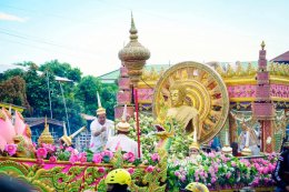 ศรัทธาล้น งานประเพณีรับบัว ชาวพุทธหลายหมื่นร่วม "โยนบัว"  ไหว้ขอพรหลวงพ่อโตบางพลี