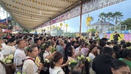 ศรัทธาล้น งานประเพณีรับบัว ชาวพุทธหลายหมื่นร่วม "โยนบัว"  ไหว้ขอพรหลวงพ่อโตบางพลี