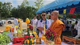 แห่ส่องเลขหางประทัด "พิธีเบิกเนตรพญายักษ์ และพระนารายทรงครุฑ ประชาชนแห่ร่วมงานแน่นวัด"