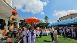 แห่ส่องเลขหางประทัด "พิธีเบิกเนตรพญายักษ์ และพระนารายทรงครุฑ ประชาชนแห่ร่วมงานแน่นวัด"