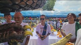 แห่ส่องเลขหางประทัด "พิธีเบิกเนตรพญายักษ์ และพระนารายทรงครุฑ ประชาชนแห่ร่วมงานแน่นวัด"