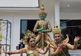 แห่ส่องเลขหางประทัด "พิธีเบิกเนตรพญายักษ์ และพระนารายทรงครุฑ ประชาชนแห่ร่วมงานแน่นวัด"