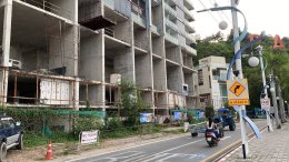 ชาวบ้านสงสัย เห็นคนโยนสิ่งของ ลอยละลิ่วลงมาจากยอดตึกร้างวอเตอร์ฟรอนท์