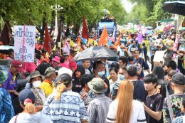 "พีมูฟ" รวมตัวหน้าทำเนียบ ประกาศเจตนาวันที่อยู่อาศัยโลก เรียกร้อง "นายกฯอิ๊งค์" นั่งประธานเร่งแก้ปัญหาพีมูฟ