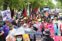 "พีมูฟ" รวมตัวหน้าทำเนียบ ประกาศเจตนาวันที่อยู่อาศัยโลก เรียกร้อง "นายกฯอิ๊งค์" นั่งประธานเร่งแก้ปัญหาพีมูฟ