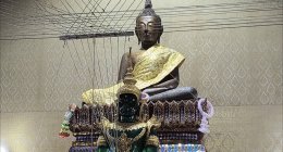 นักท่องเที่ยวส่องเลขเด็ดอ่างน้ำมนต์วัดหลวงพ่อปากแดง ขอพร โชคลาภ 