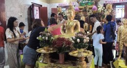 นักท่องเที่ยวส่องเลขเด็ดอ่างน้ำมนต์วัดหลวงพ่อปากแดง ขอพร โชคลาภ 