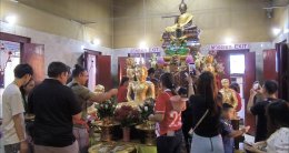 นักท่องเที่ยวส่องเลขเด็ดอ่างน้ำมนต์วัดหลวงพ่อปากแดง ขอพร โชคลาภ 
