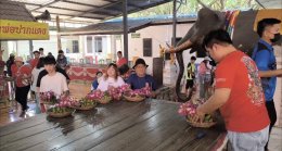 นักท่องเที่ยวส่องเลขเด็ดอ่างน้ำมนต์วัดหลวงพ่อปากแดง ขอพร โชคลาภ 