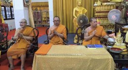วันหยุดชดเชยนักท่องเที่ยวเดินทางมาวัดหลวงพ่อปากแดง เข้าพิธีนอนโลงศพสะเดาะเคราะห์ต่อดวงชะตาชีวิต
