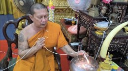 วันหยุดชดเชยนักท่องเที่ยวเดินทางมาวัดหลวงพ่อปากแดง เข้าพิธีนอนโลงศพสะเดาะเคราะห์ต่อดวงชะตาชีวิต