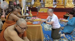 วันหยุดชดเชยนักท่องเที่ยวเดินทางมาวัดหลวงพ่อปากแดง เข้าพิธีนอนโลงศพสะเดาะเคราะห์ต่อดวงชะตาชีวิต