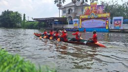 งานประเพณีรับบัว คึกคัก ชุมชนริมคลองสำโรง ร่วมถวายผ้าป่าทางเรือ และชมแข่งเรือมาด ช่องถวายพระราชทานฯ