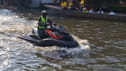สภ.บางพลี จับตำรวจบก ขับเจ็ตสกี คุมเข้มความปลอดภัยทางน้ำงานประเพณีรับบัว