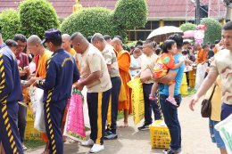 ฮือฮา! ผีตาโขนเมืองเลย โผล่ตราด สร้างสีสันงานเทโวฯ