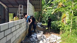 ทหารร่วม3ฝ่ายช่วยเหลือซ่อมแซมบ้านให้กับชาวบ้านที่เกิดความเสียหายจากวาตภัยโดนพายุ