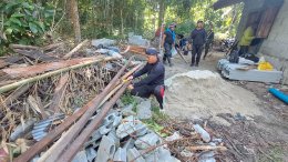 ทหารร่วม3ฝ่ายช่วยเหลือซ่อมแซมบ้านให้กับชาวบ้านที่เกิดความเสียหายจากวาตภัยโดนพายุ