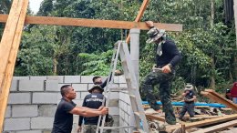 ทหารร่วม3ฝ่ายช่วยเหลือซ่อมแซมบ้านให้กับชาวบ้านที่เกิดความเสียหายจากวาตภัยโดนพายุ
