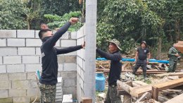 ทหารร่วม3ฝ่ายช่วยเหลือซ่อมแซมบ้านให้กับชาวบ้านที่เกิดความเสียหายจากวาตภัยโดนพายุ