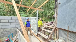 ทหารร่วม3ฝ่ายช่วยเหลือซ่อมแซมบ้านให้กับชาวบ้านที่เกิดความเสียหายจากวาตภัยโดนพายุ