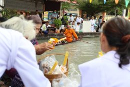 ชาวบางพลี ตักบาตรพระทางน้ำวันพระ 15 ค่ำ