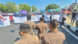 กรุงเทพมหานคร  : วอนรัฐบาลช่วยแรงงานกลุ่ม ปิโตเลียม ก่อนตกงานปี 69 นับหมื่นราย