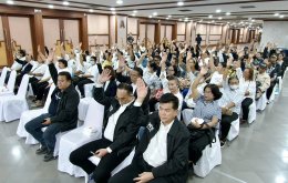 พรรคเพื่อไทย สาขาจังหวัดสมุทรปราการ ประชุมสมาชิกพรรคเพื่อไทยที่มีสำเนาอยู่ในจังหวัดสมุทรปราการ "เพื่อขอรับฟังความคิดเห็นและการให้ความเห็นชอบหรือไม่ให้ความเห็นชอบรายชื่อ ว่าที่ผู้สมัครรับเลือกตั้งแบบแบ่งเขตเลือกตั้งและผู้สมัครรับเลือกตั้งแบบบ