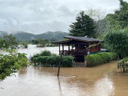ระทึกน้ำท่วมบ้านเร่งช่วยชาวบ้านกลางดึก