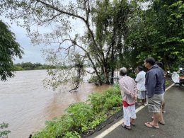 ระทึกน้ำท่วมบ้านเร่งช่วยชาวบ้านกลางดึก