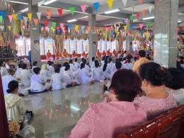 บรรยากาศ พุทธศาสนิกชน อุบาสกอุบาสิกา เข้าร่วมทำบุญวันออกพรรษา และพิธีเทศน์มหาชาติชาดก ที่วัดบัวโรย อำเภอบางเสาธงจังหวัดสมุทรปราการ เนื่องในประเพณีออกพรรษา ประจำปี 2568