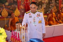 ในหลวง  โปรดเกล้าฯ ให้องคมนตรี เชิญสัญญาบัตร พัดยศ และผ้าไตร ไปถวายแด่พระภิกษุ ที่ทรงตั้งสมณศักดิ์ เป็นพระราชาคณะชั้นสามัญ 
