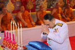  ในหลวง  โปรดเกล้าฯ ให้องคมนตรี เชิญสัญญาบัตร พัดยศ และผ้าไตร ไปถวายแด่พระภิกษุ ที่ทรงตั้งสมณศักดิ์ เป็นพระราชาคณะชั้นสามัญ 