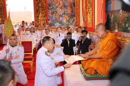  ในหลวง  โปรดเกล้าฯ ให้องคมนตรี เชิญสัญญาบัตร พัดยศ และผ้าไตร ไปถวายแด่พระภิกษุ ที่ทรงตั้งสมณศักดิ์ เป็นพระราชาคณะชั้นสามัญ 