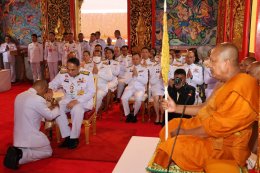  ในหลวง  โปรดเกล้าฯ ให้องคมนตรี เชิญสัญญาบัตร พัดยศ และผ้าไตร ไปถวายแด่พระภิกษุ ที่ทรงตั้งสมณศักดิ์ เป็นพระราชาคณะชั้นสามัญ 