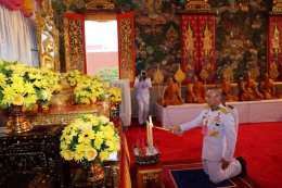  ในหลวง  โปรดเกล้าฯ ให้องคมนตรี เชิญสัญญาบัตร พัดยศ และผ้าไตร ไปถวายแด่พระภิกษุ ที่ทรงตั้งสมณศักดิ์ เป็นพระราชาคณะชั้นสามัญ 