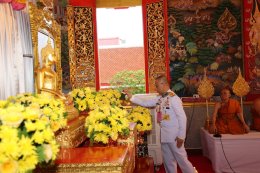  ในหลวง  โปรดเกล้าฯ ให้องคมนตรี เชิญสัญญาบัตร พัดยศ และผ้าไตร ไปถวายแด่พระภิกษุ ที่ทรงตั้งสมณศักดิ์ เป็นพระราชาคณะชั้นสามัญ 